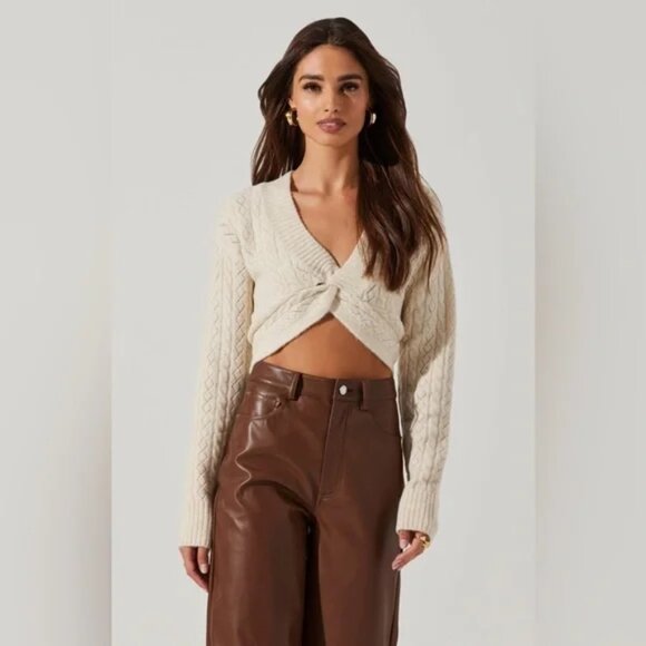 ASTR the Label Knot Front Cropped Sweater Cream Size Small NWT - Picture 3 of 9